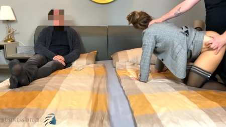 Жену на глазах мужа трахает начальник